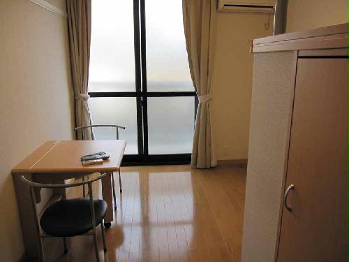 居室・リビング　1Ｆ玄関側から見た内観（備品変更している場合有）