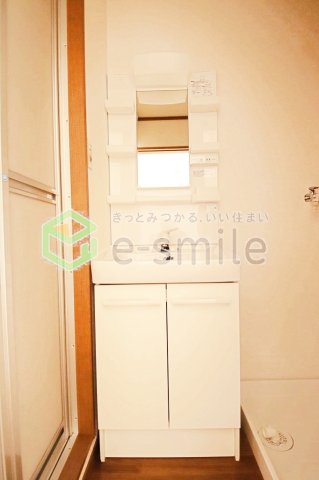 洗面設備　明るい洋室です