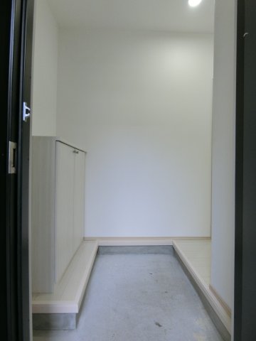 玄関　102号室の写真（イメージ反転タイプ）