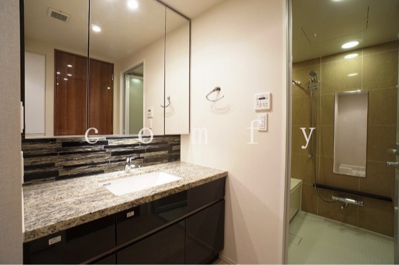 洗面設備　高級感のある独立洗面台