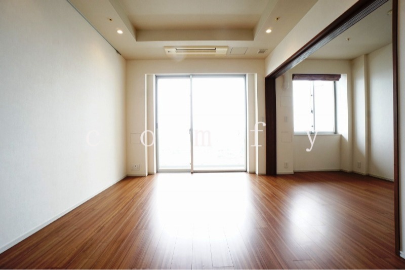 居室・リビング　床暖房入りのリビング