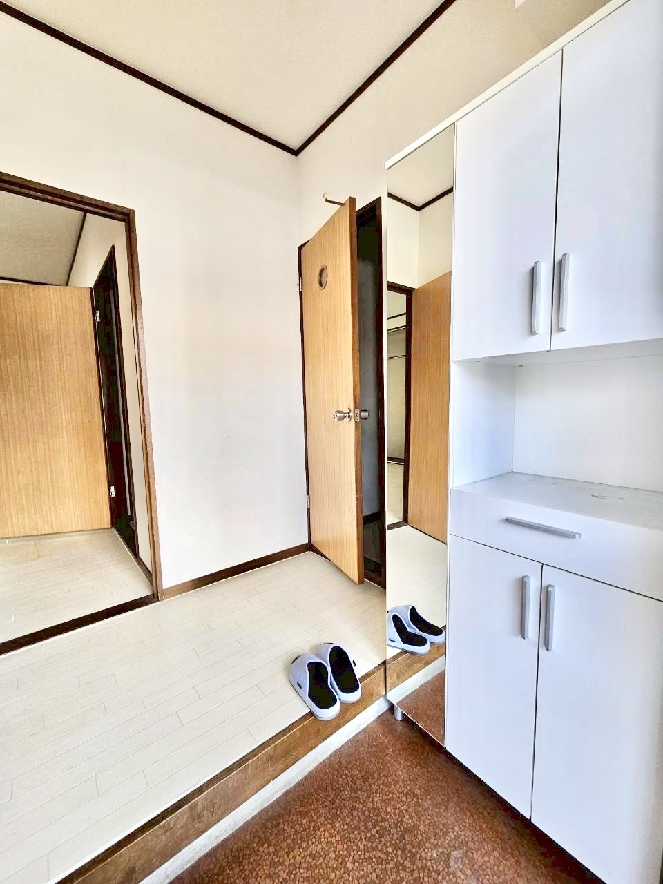 玄関　鏡付シューズボックス♪外出の際の身だしなみチェックを♪