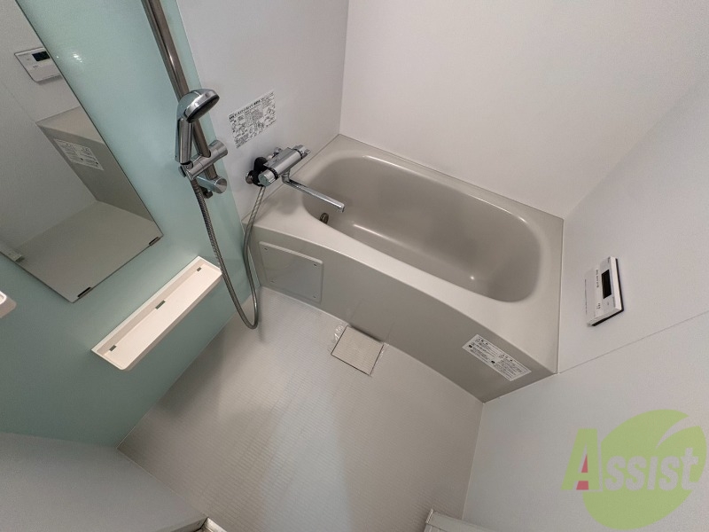 バス・シャワールーム　バスルームは狭すぎず、シャワーも浴びやすそうです。