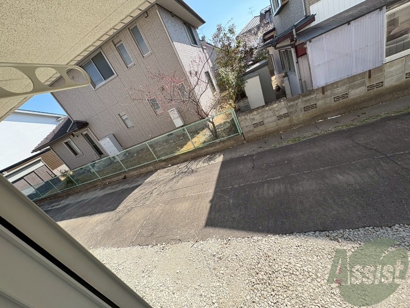 バルコニー　バルコニーには物干しがあるので洗濯物も干せます。