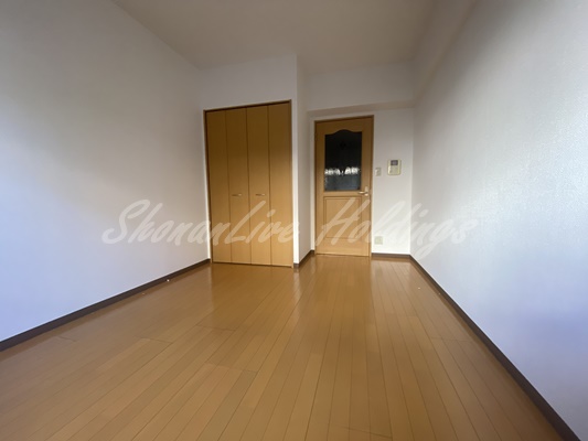 その他部屋・スペース　白基調の落ち着いた寝室♪