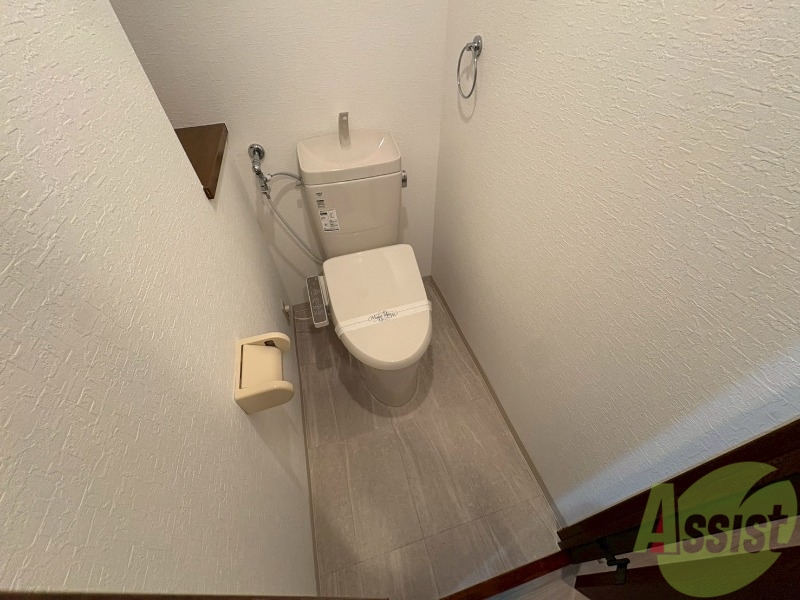 トイレ　トイレです。タオル掛けもついて便利ですね