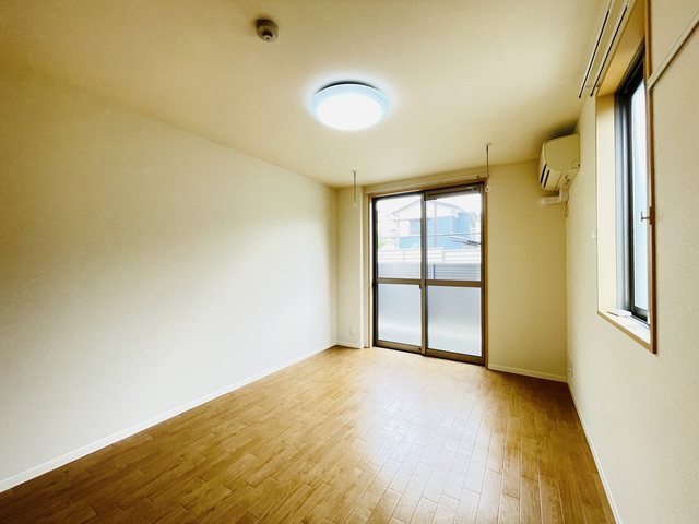 居室・リビング　※別部屋参考写真です。