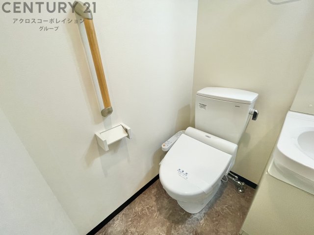 トイレ　温水洗浄便座付きのトイレです♪