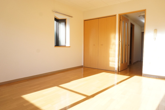 その他部屋・スペース　★クローゼット付きの南向き洋室１０帖です♪★