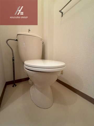 トイレ　落ち着いた色調のトイレです