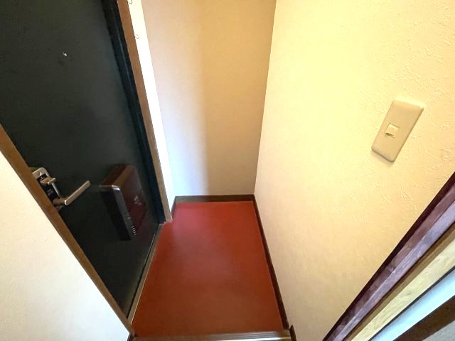 玄関　イメージとして同マンション他部屋を表示しています