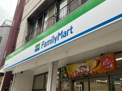 コンビニ　ファミリーマート（コンビニ）まで68m