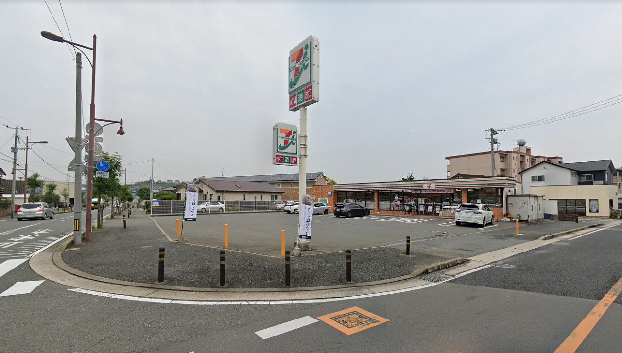 コンビニ　セブンイレブン新宮東下府店（コンビニ）まで447m