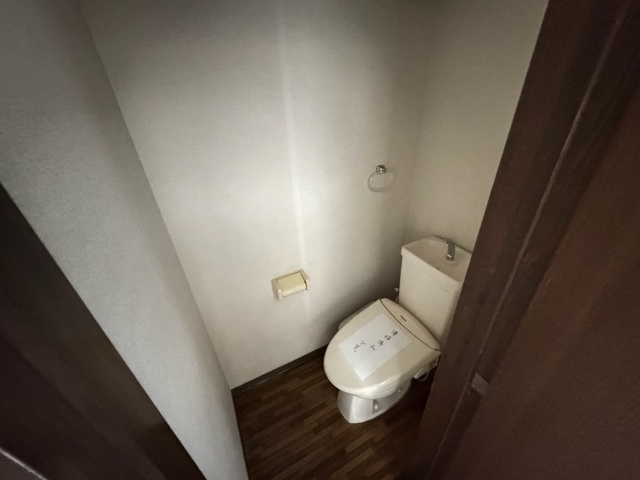 トイレ　室内写真です。