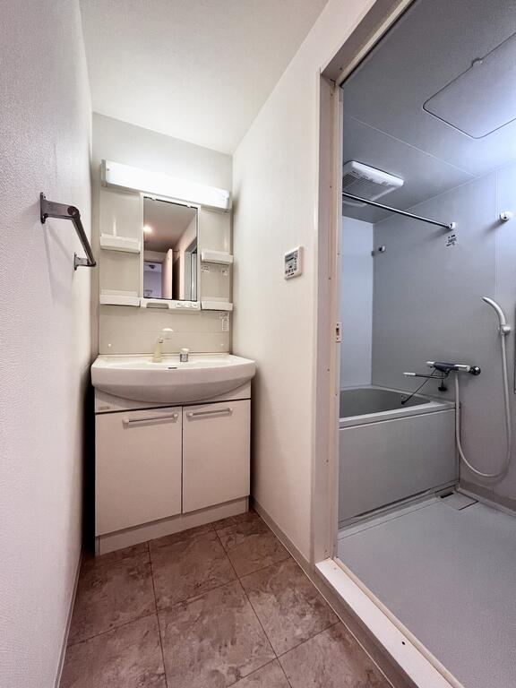 洗面設備　※写真は同じマンションの違う部屋のものになります。