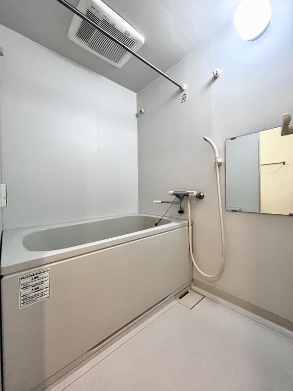 バス・シャワールーム　※写真は同じマンションの違う部屋のものになります。