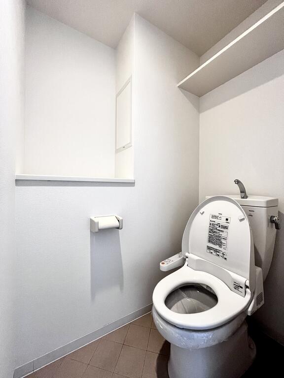 トイレ　※写真は同じマンションの違う部屋のものになります。