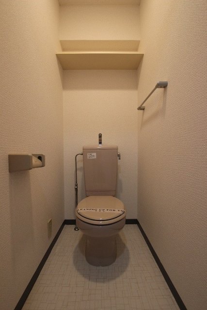トイレ　同物件別号室の写真です。