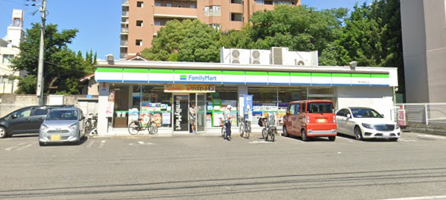 コンビニ　ファミリーマート（コンビニ）まで443m
