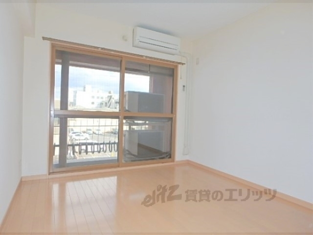 居室・リビング　リノベーションされたきれいなお部屋です。
