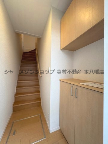 玄関　玄関には大型シューズBOXを設置♪