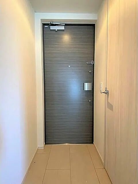 玄関　写真は同タイプ住居です。