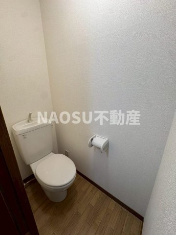 トイレ　落ち着いた色調のトイレです