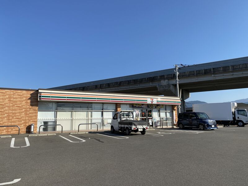 コンビニ　セブンイレブン糸島篠原東3丁目店（コンビニ）まで588m