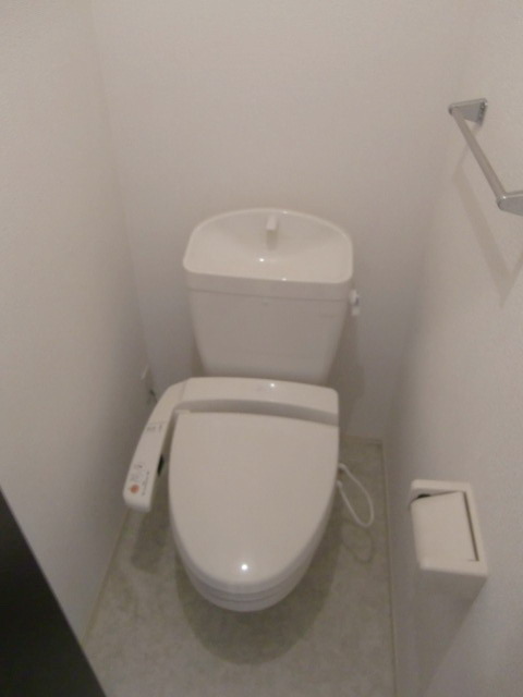 トイレ　シャワートイレ標準装備。居心地良すぎてこもっちゃいそうですね