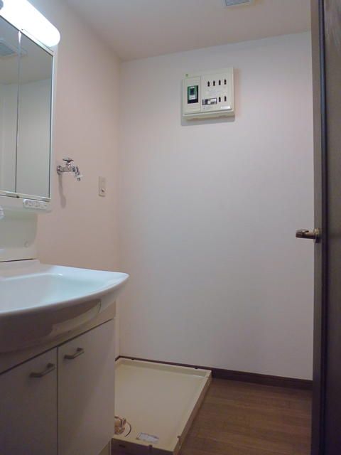 洗面設備　同建物他住戸のものになります。