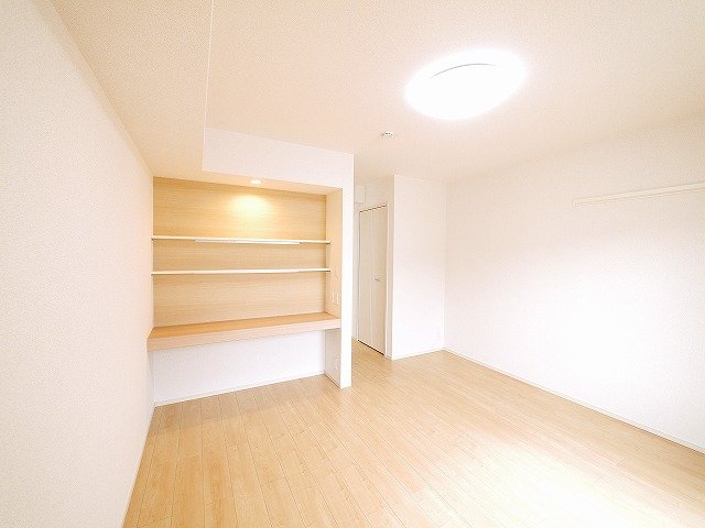 その他部屋・スペース　開放的な寝室です