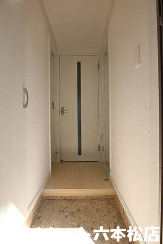 玄関　お部屋はここから。