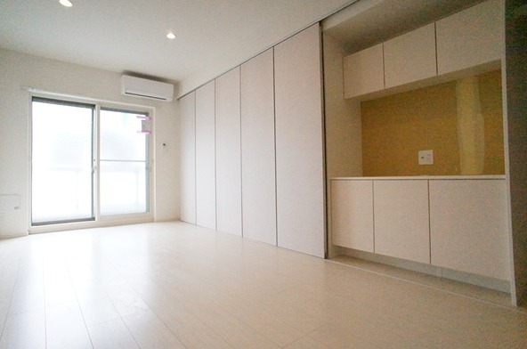 居室・リビング　白色を基調としたお部屋で、お好きな家具が映えます♪