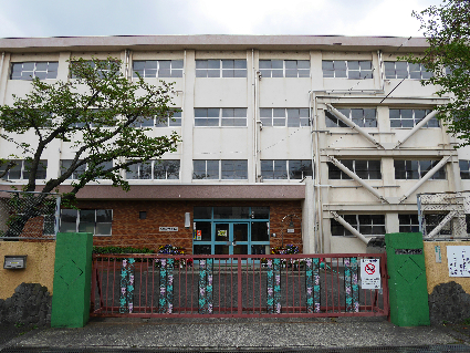小学校　【北九州市立足立小学校】（小学校）まで74m