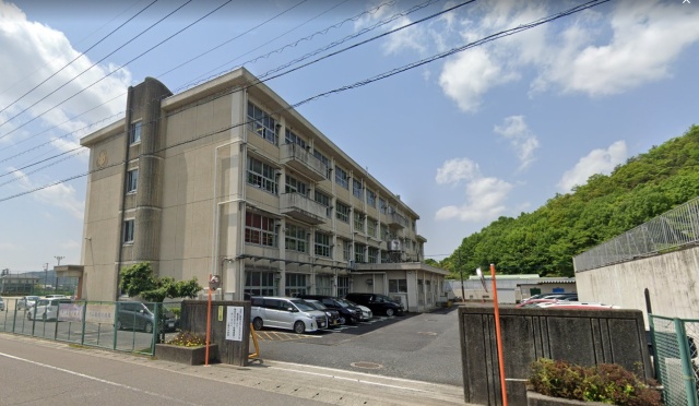 中学校　岐阜市立三輪中学校（中学校）まで1904m