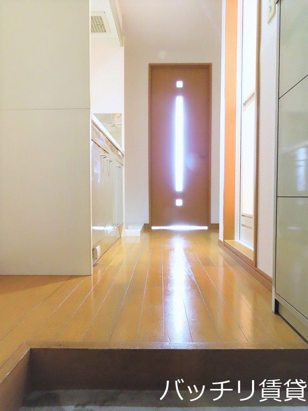玄関　別号室タイプの為、現状を優先致します。