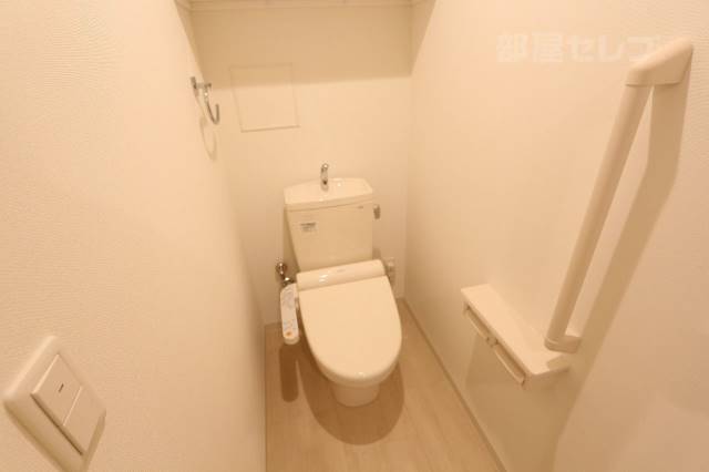 トイレ　温水洗浄便座が設備として備わります。