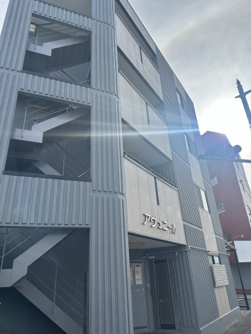建物外観　4階建て