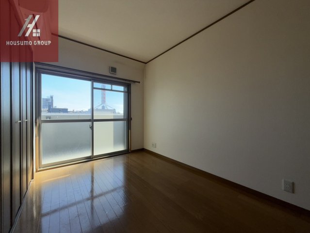 その他部屋・スペース　落ち着いた色調の寝室です