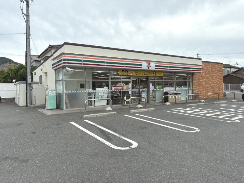 コンビニ　セブンイレブン八幡鳴水店（コンビニ）まで438m