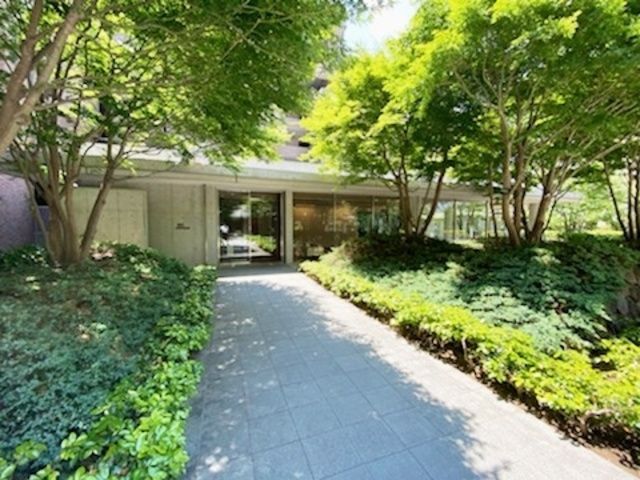 エントランス　緑豊かな住環境