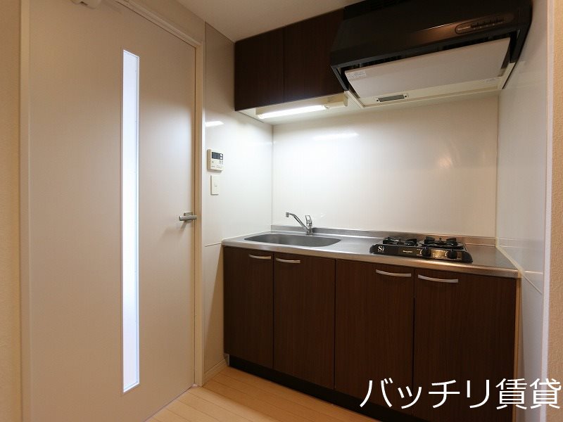 キッチン　別号室写真の為、現況を優先致します。