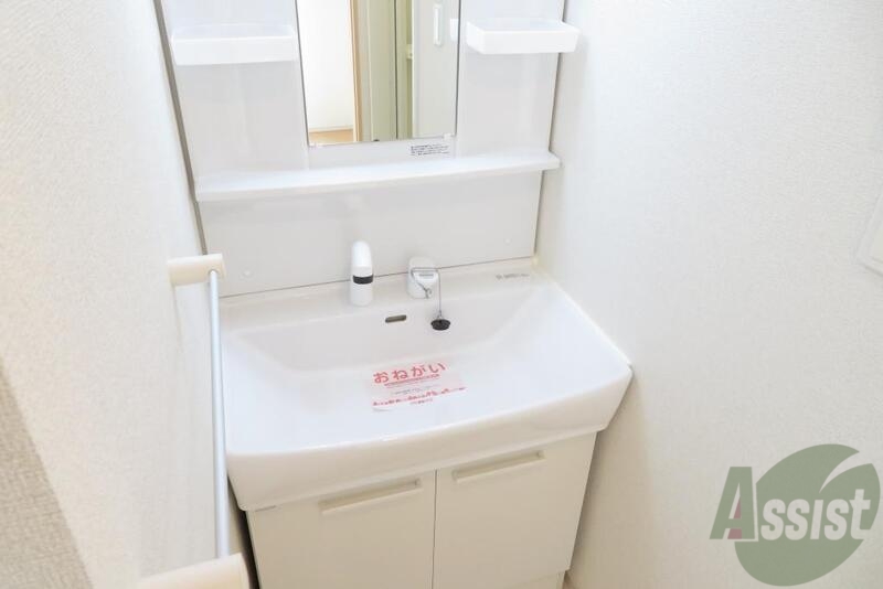 洗面設備　洗面台には、シャワーが付いているので便利ですね。