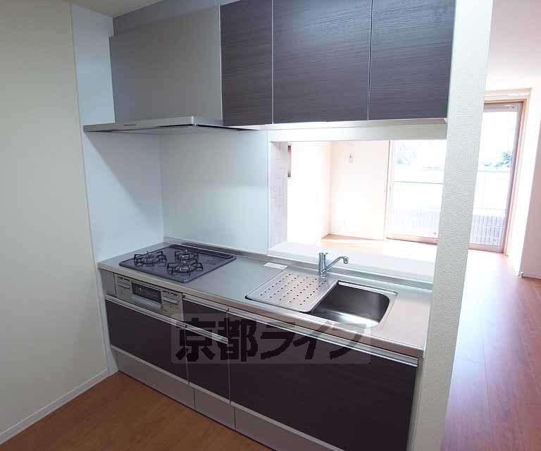 キッチン　３口コンロ付きのシステムキッチン
