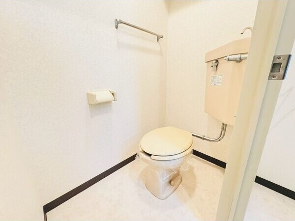 トイレ　壁面が多い為、家具のレイアウトがしやすい間取りです♪
