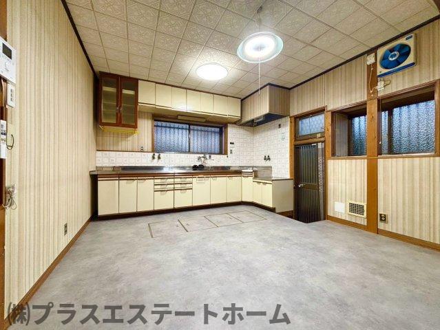 神の谷2丁目戸建の居間写真