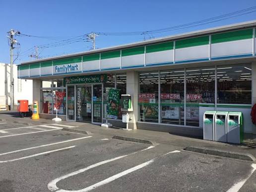 コンビニ　ファミリーマート吉川さくら店（コンビニ）まで568m
