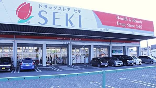 ドラックストア　ドラッグストアセキ吉川店（ドラッグストア）まで393m