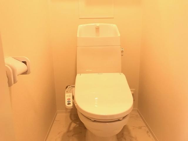 トイレ　温水洗浄便座付きのトイレです。