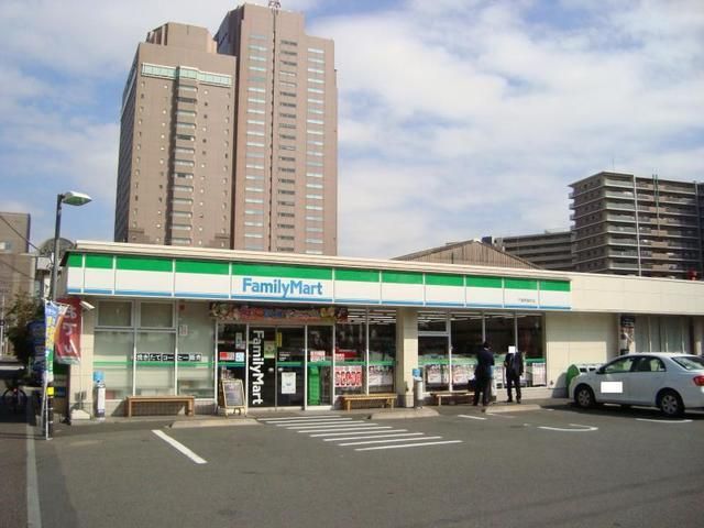 コンビニ　ファミリーマート千葉みなと駅南口店（コンビニ）まで400m